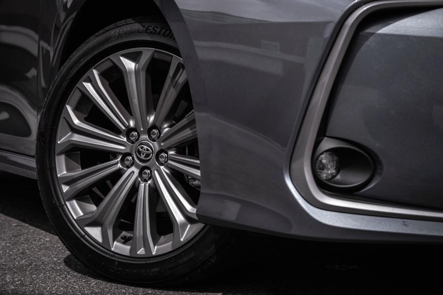 Колеса Toyota Corolla XEi Sedan 2019 года  (LA) (фото 2 из 33)